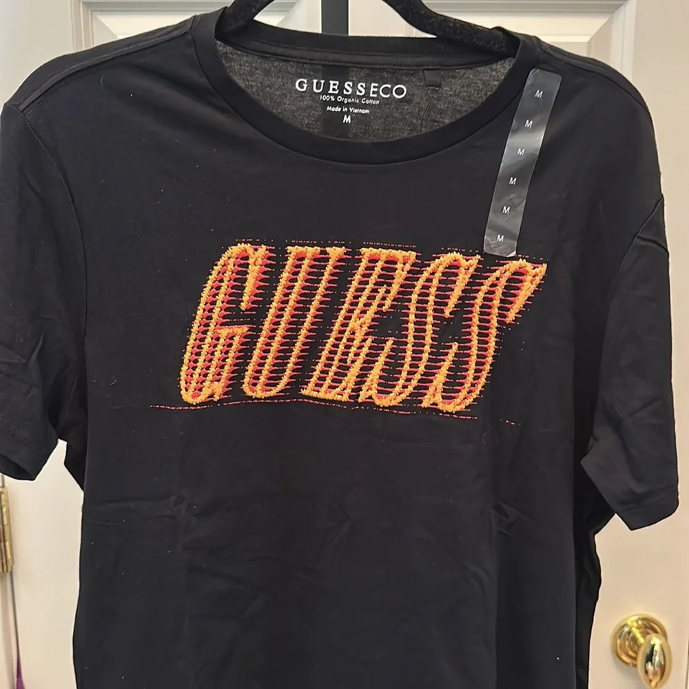 Guess - Mens RARE Graphic T-Shirt Black Tee Raised Lettering Fiery Logo - Picture 8 of 16